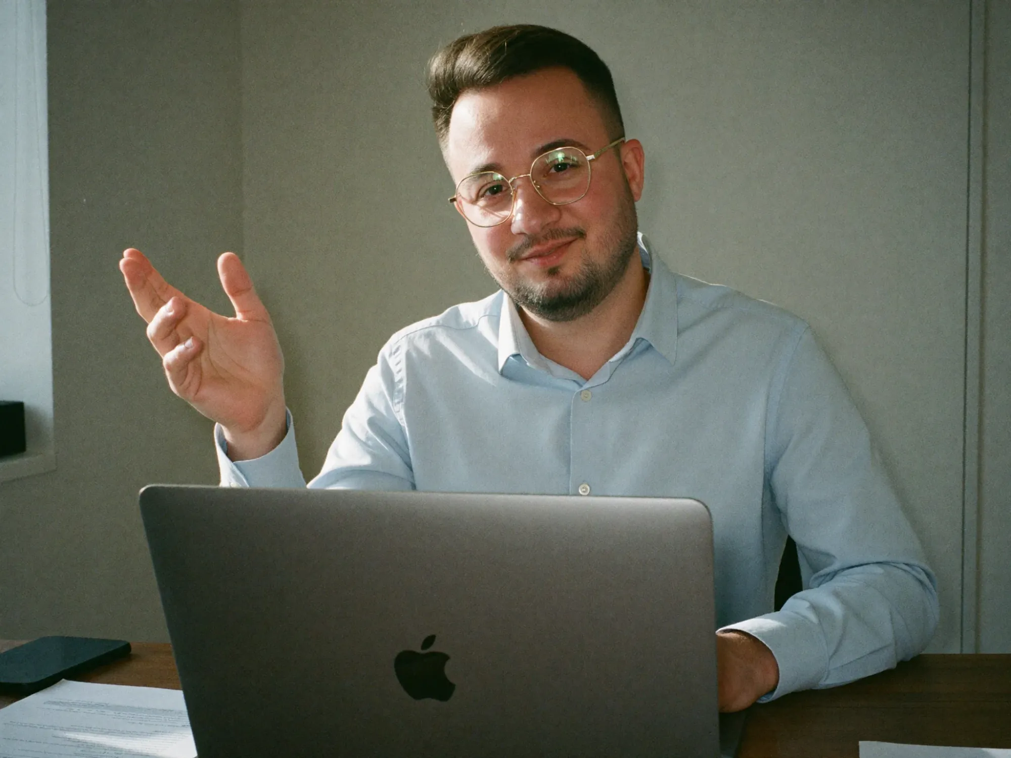 Dominik De Marco erklärt eine Automatisierung am Laptop