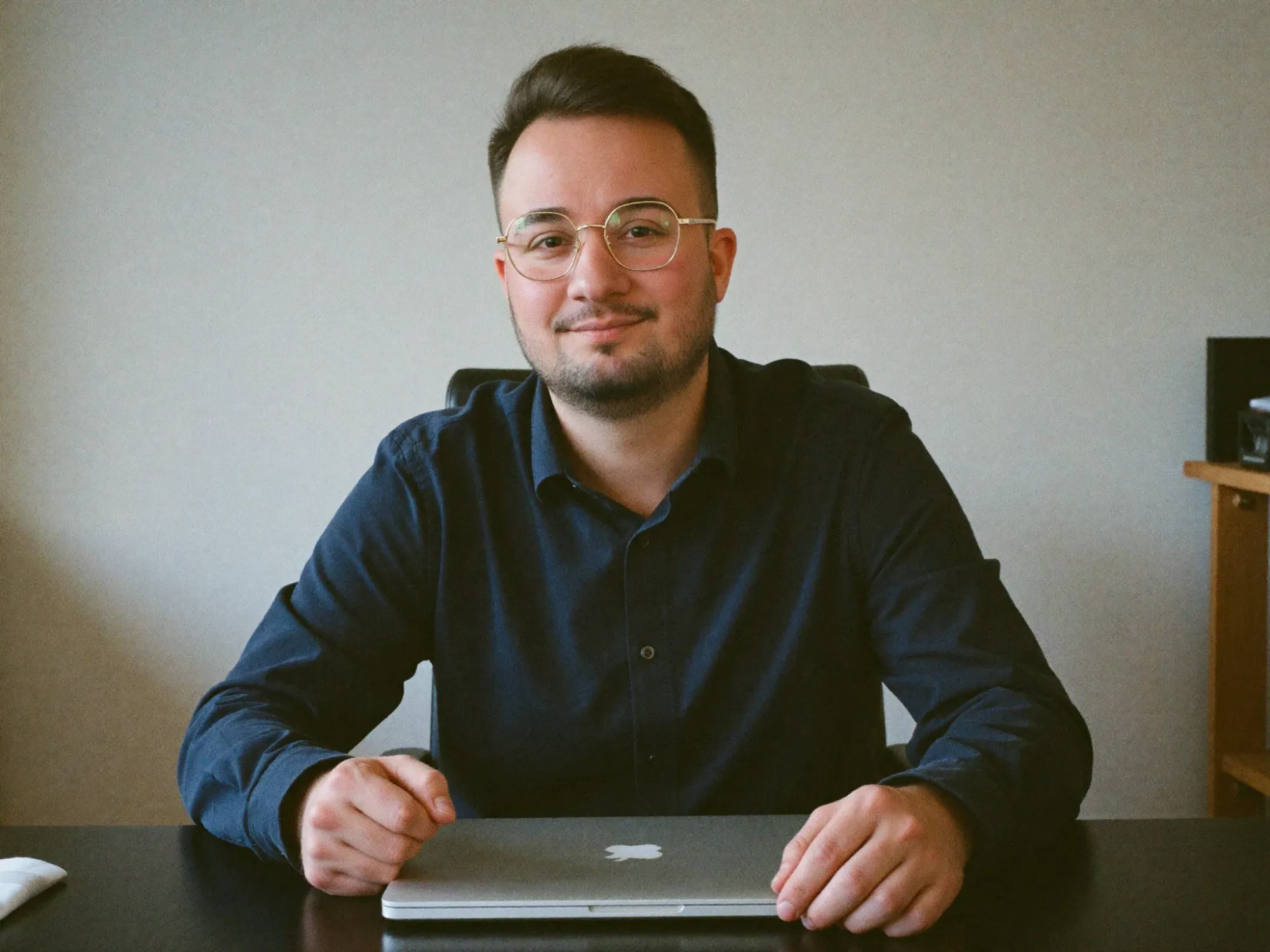 Dominik De Marco im Gespräch am Besprechungstisch