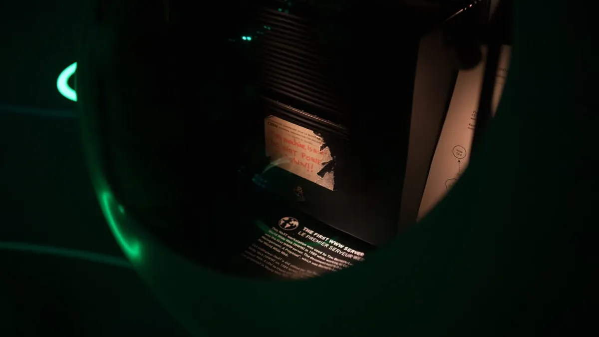Der erste Webserver des CERN hinter Museumsglas, beklebt mit dem Zettel »DO NOT POWER IT DOWN!!«