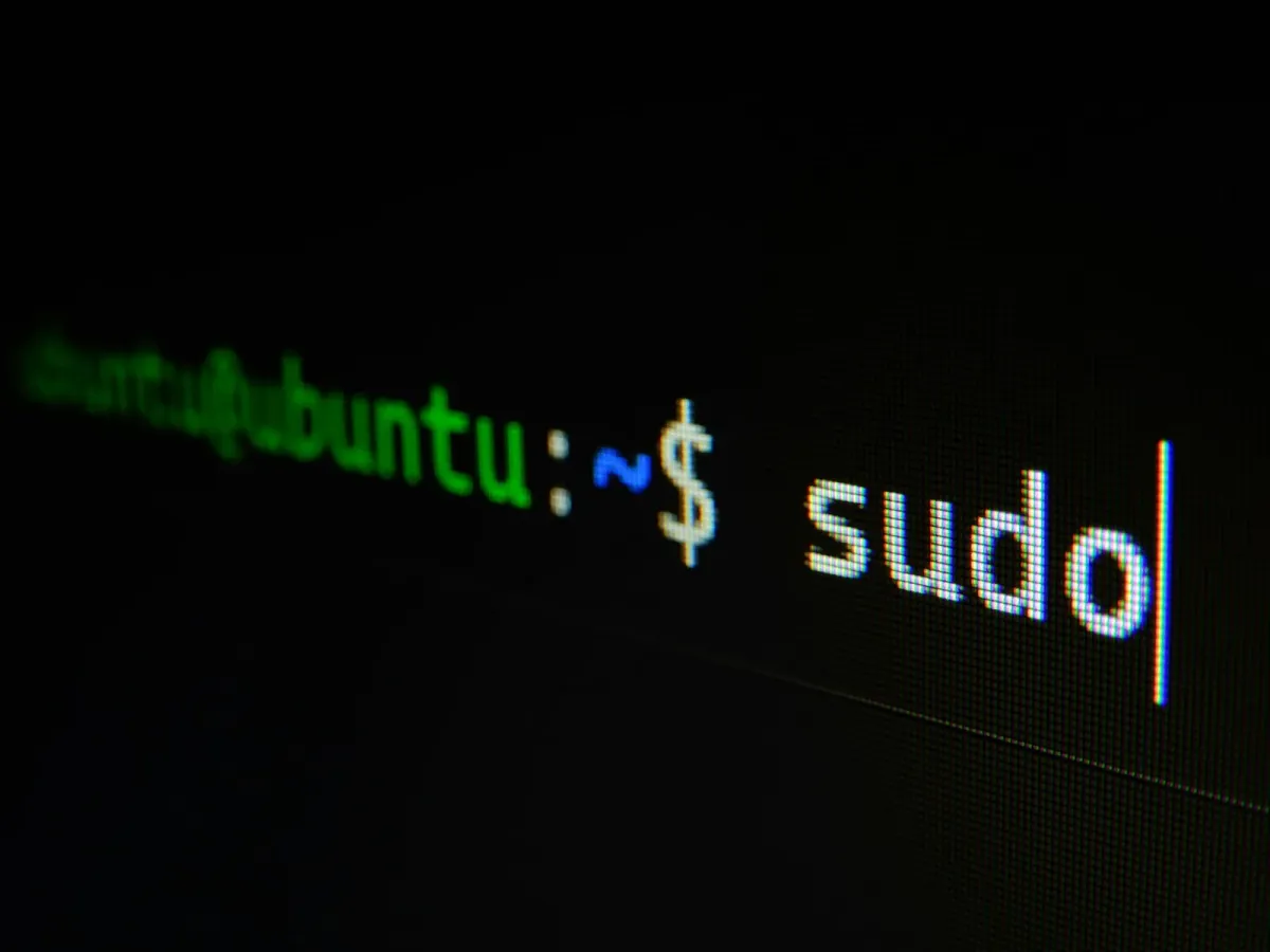 Nahaufnahme eines Ubuntu-Terminals mit dem Prompt ubuntu@ubuntu und dem Befehl sudo