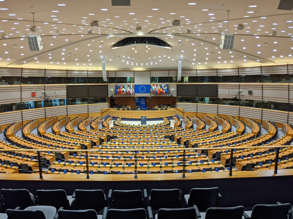 Leerer Plenarsaal des Europäischen Parlaments in Brüssel mit EU-Flaggen