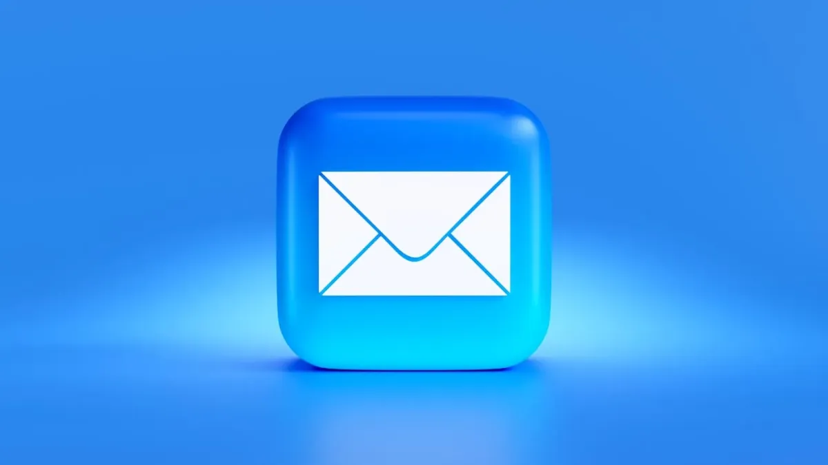 Blau leuchtendes 3D-Symbol einer Mail-App mit weißem Briefumschlag vor blauem Hintergrund