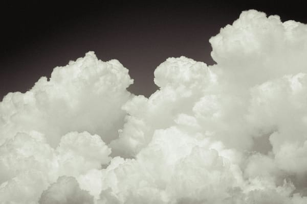 Dichte weiße Wolkenberge vor dunklem Himmel