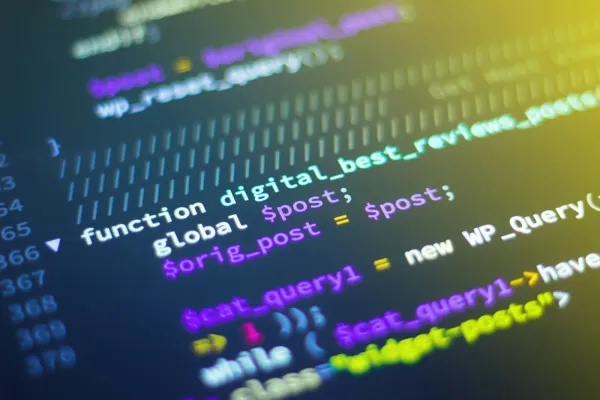 Nahaufnahme eines Bildschirms mit farbig hervorgehobenem Programmcode