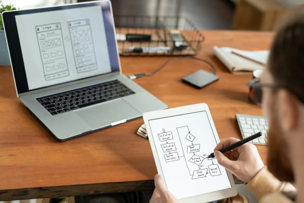 Illustration: Was ist n8n? Automatisierung fürs Büro ohne Zapier-Abo – erklärt