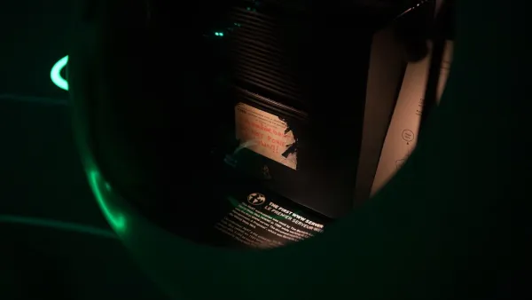 Der erste Webserver des CERN hinter Museumsglas, beklebt mit dem Zettel »DO NOT POWER IT DOWN!!«