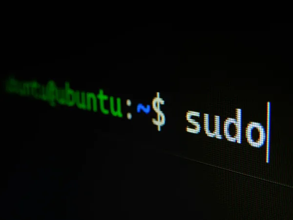 Nahaufnahme eines Ubuntu-Terminals mit dem Prompt ubuntu@ubuntu und dem Befehl sudo