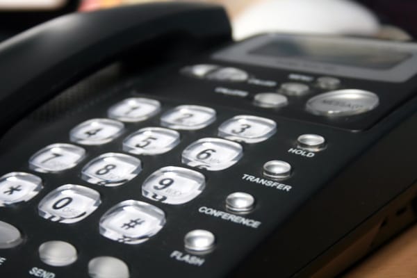 Schwarzes Bürotelefon mit Tastenfeld in Nahaufnahme