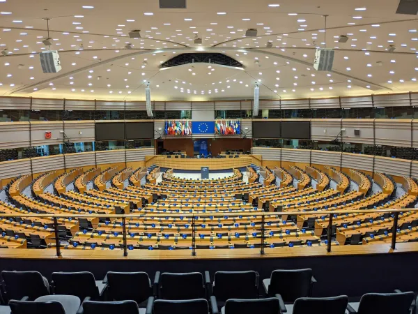 Leerer Plenarsaal des Europäischen Parlaments in Brüssel mit EU-Flaggen