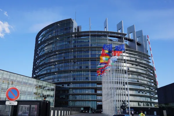 Gebäude des Europäischen Parlaments in Straßburg mit wehenden Europaflaggen