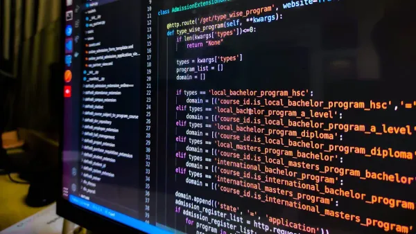 Monitor mit farbig hervorgehobenem Python-Quelltext im Code-Editor, links der Dateibaum des Projekts
